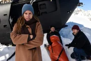 Vanessa Stritzinger (Elisabeth Baulitz, l.) und Michi (Robert Lohr, M.) erwarten von Lutz (Tom Radisch, l.) eine Erklärung für sein Verhalten, das zum Absturz des Hubschraubers geführt hat.