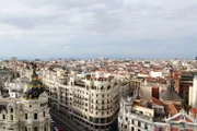 Madrid, die größte Stadt Spaniens, ist eine geschäftige europäische Hauptstadt mit atemberaubender Architektur, Kunst von Weltrang und einer Kultur, in der Essen und Trinken mehr als nur Nahrung, sondern ein echtes soziales Erlebnis ist.