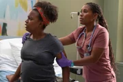 Olivette (Renika Williams, l.) und Gabrielle (Toya Turner) +++ Die Verwendung des sendungsbezogenen Materials ist nur mit dem Hinweis und Verlinkung auf RTL+ gestattet.