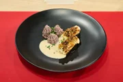 Kaninchen-Roulade mit Garnelenfüllung und Haselnusskruste, Krustentiersauce und lila Süßkartoffelstampf; Tagesmotto: "Warenkorb" von Peter Hoebertz.