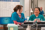 (l-r) Allison Tolman als Alex, Kaliko Kauahi als Val -- (Photo by: Ron Batzdorff/NBC)