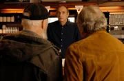 Reinhard Bielefelder (Bill Mockridge, l.) und Klaus Schmitz (Hartmut Volle, r.) befragen Ulf Perlet (Jürgen Hartmann, M.) in dessen Bar.