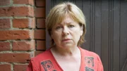 Die Putzfrau Frau Geerdes (Brigitte Peters) ist immer noch schockiert von ihrer Entdeckung. Sie hat keine Ahnung, was hier passiert sein kann. Auffällig ist allerdings, dass Herr Heisenberg offenbar eine große Puppensammlung hatte. Ging es darum?