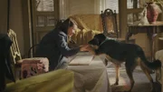 Mia (Margot Nuccetelli) hat es geschafft, dass Hund Rabbit ihr vertraut. Er reicht ihr sogar die Pfote.