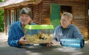 Andreas Kieling (l.) und Dr. Ulrich Weinhold (r.) in der Feldhamster-Aufzuchtstation im Zoo Heidelberg. Der Tierfilmer informiert sich darüber, wie es dem gefährdeten Nager heutzutage in Deutschland geht.