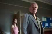 Leahs Vater Michael (Peter Firth) wird von Rose (Molly Windsor) erpresst.