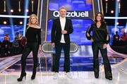 Moderator Jörg Pilawa (M.) mit den Kandidatinnen des Teams "Eis": Denise Bielmann, (l.) und Katharina Witt (r.), beide ehemalige Eiskunstläuferinnen.
