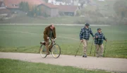 Kluftinger (Herbert Knaup, links) kämpft sich auf dem Fahrrad vorwärts.