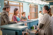 Frauke (Manuela Wisbeck, r.) versucht, Sofie (Anna Lena Class, 2.v.l.) davon abzuhalten, das Krankenhaus ohne ärztliche Zustimmung zu verlassen. Doch sie lässt sich nicht davon abbringen, das Krankenhaus mit ihrem Mann Danni (Patrick G. Boll, l.) und ihrem Sohn Fritz (Neven Metekol, 3.v.l.) zu verlassen.