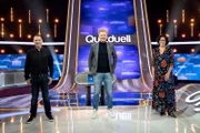 Moderator Jörg Pilawa (M.) mit den KandidatInnen des Teams "Bestseller": Dem Schriftsteller Sebastian Fitzek (l.) und der Schriftstellerin Ildikó von Kürthy (r.).