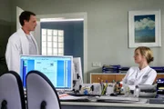 Jenne Derbeck (Patrick Kalupa) hat sich auf den ersten Blick in Dr. Lea Peters (Anja Nejarri) verliebt und will sein Aneurysma im Hirn nicht operieren. Eine Nebenwirkung der OP könnte nämlich sein, dass er sich danach an nichts mehr erinnern kann und das Risiko ist ihm zu groß. Endlich hat er das gefunden, wonach er so lange gesucht hat. Lea macht ihm wiederholt klar, dass das Aneurysma jederzeit platzen und niemand sagen kann, wann. Jenne solle jetzt vernünftig sein und sich operieren lassen.