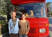 Nima Ashoff und Steve Meßmer in Griechenland vor ihrem Wohnmobil.