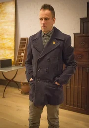 Weil Kitty davon überzeugt ist, dass Watsons neuer Boss, Del Gruner, der Mann ist, der sie entführte, nimmt Sherlock (Jonny Lee Miller) die Spur auf ...