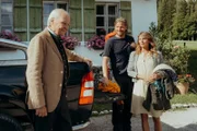 Katharina (Luise Bähr, r.) ahnt, dass der Besuch ihres Vaters Peter Herbrechter (Michael König, l.) auf Markus' (Sebastian Ströbel, M.) Hof nichts Gutes zu bedeuten hat.