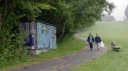 Hugo wartet auf Marlon und Sander (Petter Mortensen, Martin Evensen, Leon Rørtveit Sølland) nach Schulschluss.