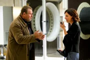 Kriminalhauptkommissar Jan Brockhorst (Felix Vörtler) ist schockiert, wie Esther Fehrmansen (Julia Brendler) mit dem Erpresser am Telefon spricht.