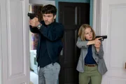 Alex (Alexandar Radenkovic) und Jessica (Paula Kalenberg) sichern Sabine Schmids Wohnung, deren Wohnungstür offenstand.