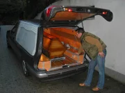 Willi Weitzel mit Bestattungsauto.