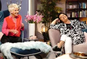 Nachurlaubsgespräche: Doris (Doris Reichenauer, li.) und Petra (Petra Binder).