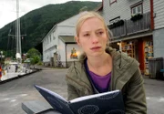 Annika (Sandra Borgmann) liest das Tagebuch ihrer Mutter.