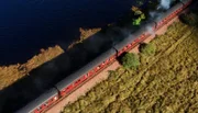 Der nostalgische Jacobite-Dampfzug ist die Vorlage für den Hogwart Express der Harry Potter Filme. Er fährt durch die West-Highlands.