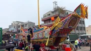 Ein Boot, das nie schwimmen wird: Für die Wang-Ye-Feste bauen die Taiwaner große Holzschiffe, beladen sie mit Opfergaben und ziehen sie Richtung Meer. Dort werden sie aber nicht zu Wasser gelassen, sondern angezündet.