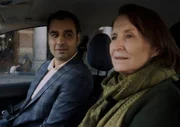 Inger Brøgger (Karen-Lise Mynster) nimmt Syed Akram (Waj Ali) mit zum Hauptbahnhof in Kopenhagen.