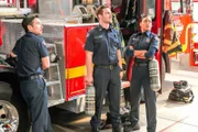 "Station 19", "Machtkämpfe." Andy ist schwer enttäuscht, nicht zum Captain ernannt worden zu sein. In ihrer neuen Führungsposition verfolgt Maya allzu ehrgeizige Ziele und stößt damit auf Widerstand im Team. Als Maya eine Bitte Pruitts ablehnt, droht er mit drastischen Folgen. Dean Miller erfährt, dass er demnächst Vater wird. Jack und Ben helfen einer Gruppe obdachloser Geschwister, was bei Jack traumatische Erinnerungen an seine Vergangenheit auslöst. Im Bild (v.li.): Jay Hayden (Travis Montgomery), Grey Damon (Jack Gibson), Barrett Doss (Victoria Hughes).