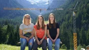 Bürgermeisterin Stephanie Krabacher (m.) flankiert von ihren Schwestern während ServusTVs „Heimatleuchten - Frischer Wind in Gramais" in Gramais, Tirol, Österreich am 20.09.2024