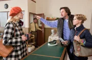 Sophie Haas (Caroline Peters, links) und Dietmar Schäffer (Bjarne Mädel, im Hintergrund) sind einem dunklen Familiengeheimnis auf der Spur. Was haben Robert Jaschke (Hans Jochen Wagner, 2. von rechts) und Jenny Jaschke (Tanja Schleiff, rechts) zu verbergen?