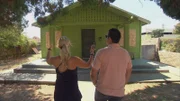 In Upland, Kalifornien, erwartet Jessie und Tina ein Haufen Arbeit. Während Tina unterwegs ist, erhält Jessie ein sehr gutes Angebot: Ein Haus von 1924 mit zwei Schlafzimmern und einem Bad, das unter Denkmalschutz steht, ist für 252.000 Dollar auf den Markt gekommen. Vergleichbare Objekte kosten 350.000, und Jessie muss sofort zuschlagen, sonst wird es anderweitig verkauft. Obwohl sich Tina normalerweise alle Objekte vor dem Kauf anschauen möchte, verzichtet sie diesmal auf die Besichtigung - und erlebt dann eine böse Überraschung.