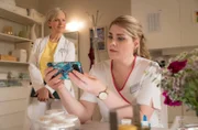Miriam Schneider (Christina Petersen, re.) und Dr. Kathrin Globisch (Andrea Kathrin Loewig) schauen sich den medizinischen Videokanal eines Patienten an. Sie sind ziemlich beeindruckt, wie gut dieser ist.