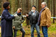 Die Rentnercops Bielefelder (Bill Mockridge, 2.v.r.), Klaus Schmitz (Hartmut Volle, l.) und Vicky Adam (Katja Danowski, 2.v.l.) kommen am Tatort an und treffen auf Dr. Lara Krüger (Dela Dabulamanzi, l.).