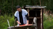Johnny Rolfe bereitet sich darauf vor, Lachs zu trocknen und zu konservieren, um ihn für die kommende Wintersaison zu ernähren. (National Geographic für Disney/Jensen Walker/Tyler Colgan)