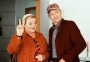 Immer ehrlich: Unter den Augen ihres Freunds und Anwalts Henning (Michael Gwisdek) leistet Marga (Marianne Sägebrecht) ein Versprechen