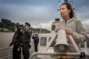 Melanie (Sanna Englund, l.) und Mattes (Matthias Schloo, 2.v.l.) suchen mit Unterstützung der Wasserschutzpolizei Simone Meckels (Astrid Leberti, r.) Mann.