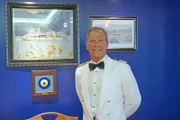 Jose Bras, Hoteldirektor, hat vor dem Start der Reise ein kompliziertes Lademanöver zu meistern.