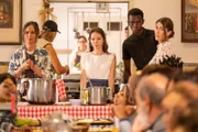 Von links: Isabel (Tara Fitzgerald), Allegra (Marie Colosimo Sakamoto), Diakon Gabriel (Malich Cissè) und Anna (Paola Francesca Frasca): Sie helfen in der Küche für Bedürftige, die der Wohltätigkeitsverein des ermordeten Gori betreibt.
