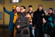 Lien ist traurig, dass mit TIll einer ihrer besten Freunde Lansing verlässt. Von links: Naveen (Markus Subramaniam), Vera (Sybille Waury), Lien (Nui Nguyen), Hacki (Timo Baran, KLD), Mike (Harry Blank), Sarah (Sophie Reiml) und Hund Bruni.