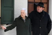 Theresa fragt sich, weshalb Martin und Hubert so fröhlich aus dem Brunnerwirt kommen. Von links: Theresa Brunner (Ursula Erber) und Pfarrer Neuner (Peter Rappenglück).
