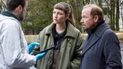Der KTU-Mann (Martin Skoda, l.) kann Karl Hidde (Alexander Held, r.) und Jule Zabek (Sophie Pfennigstorf, M.) von Spuren am Wagen des Opfers berichten, die zu einer Frau führen.