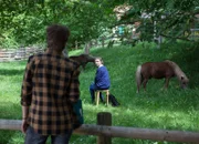 Mila (Ada Lüer, r.) wird von Wiebke Schiller (Elisa Ueberschär, l.) beim Schwänzen erwischt.