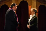 Pfarrer Neuner freut sich, seine Mutter endlich kennenzulernen. Von links: Pfarrer Neuner (Peter Rappenglück) und Waltraut Kern (Traudl Oberhorner).