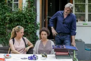"Soko Donau", "Der falsche Mann." Per Post erhält die SOKO das anonyme Geständnis des Mordes an Konrad Marek, dessen Leiche nie gefunden wurde, und persönliche Sachen des Opfers. Für die Tat sitzt jedoch ein anderer im Gefängnis: Armin Brautmeier ist per Indizienprozess verurteilt worden, Marek umgebracht zu haben. Aufgrund der neuen Sachlage muss Brautmeier entlassen werden. Nach Durchsicht aller Akten und Verhöre diesen Fall betreffend sind sich unsere Leute sicher: Sie haben keinen Ermittlungsfehler begangen. Brautmeiers Mitinsassen werden überprüft. Der Verdacht, dass er jemanden gekauft hat, der ihn entlastet, liegt nah. Im Bild (v.li.): Lilian Klebow (Penny Lanz), Katharina Pizzera (Marion Prohaska), Stefan Jürgens (Carl Ribarski).