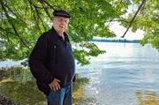 Heute ist Armin Maiwald einer der bekanntesten Kinderfernseh-Autoren und hat gerade erst seinen 80. Geburtstag gefeiert. Seine Sachgeschichten sind aus der „Sendung mit der Maus“ nicht wegzudenken. Aber wie wuchs er selbst auf, wie war seine eigene Kindheit?  Armin am Staffelsee, hier hat er schwimmen gelernt.