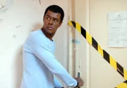Der afrikanische Straßenhändler Nando befindet sich auf der Flucht vor einem Killer.