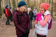Die Wandergruppe des Toten behauptet, dass es keine Auseinandersetzungen zwischen ihnen gegeben habe. Ermittlerin Lilly Funke (Tatjana Kästel, r.) wandert inkognito mit, um das Vertrauen von Mila Herzog (Višnja Sretenovi?, l.) und den anderen Mitgliedern zu gewinnen. (Komparsen im Bild)