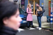 Der verletzte Bambi (Ben Heinrich) ergreift spontan die Gelegenheit, Sinas (Valea Scalabrino, l.) Vorschlag auszutesten. In der Mitte Kristina (Marleen Maxeiner)