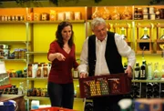 Joseph geht der schwangeren Annalena zur Hand und hilft ihr, die schweren Kisten zu tragen. Von links: Annalena (Heidrun Gärtner) und Joseph Brunner (Wilhelm Manske).