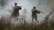 Langley, British Columbia, Kanada - Wiederaufnahme - Das 121. Infanterieregiment schleicht sich vorwärts, in der Hoffnung, Kontakt mit dem amerikanischen 331. aufzunehmen.